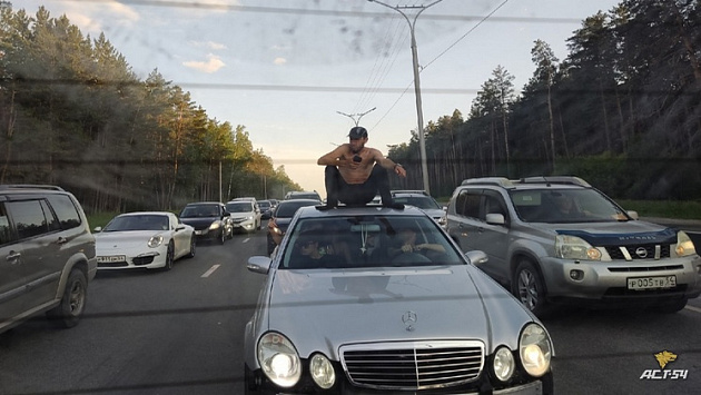 В Новосибирске полуголый мужчина проехал на крыше Mercedes