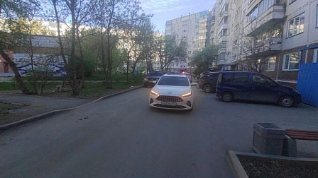 В Новосибирске автомобиль сбил восьмилетнего мальчика на самокате во дворе дома