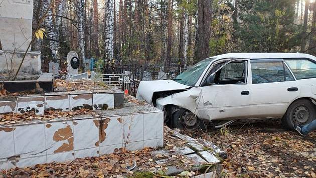 В Новосибирске водитель автомобиля врезался в могильную плиту на кладбище и погиб