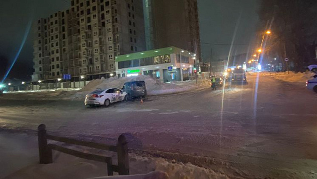 В Новосибирске трое детей пострадали в столкновении двух машин на перекрестке