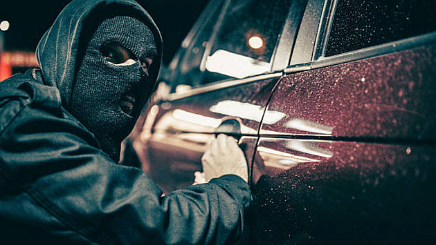 Ранее судимый новосибирец угнал машину и протаранил припаркованные автомобили