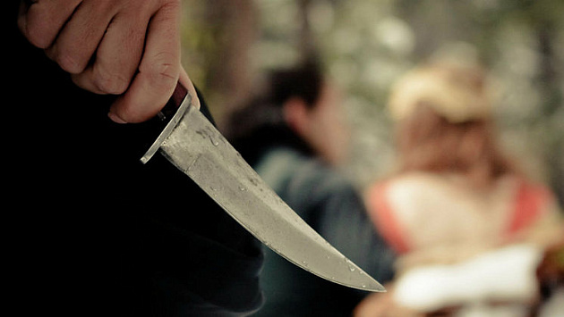 Новосибирец воткнул нож в своего знакомого из ревности к женщине и убил его