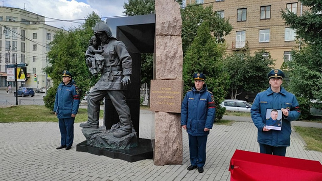 В Новосибирске спасатели МЧС почтили память погибшего министра Евгения Зиничева