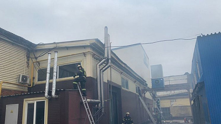 В Новосибирске вспыхнул пожар в административном здании на улице Королева