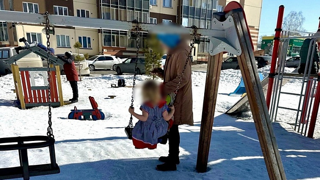 Маленькая девочка в одном платье на качелях в холод возмутила жителей Новосибирска