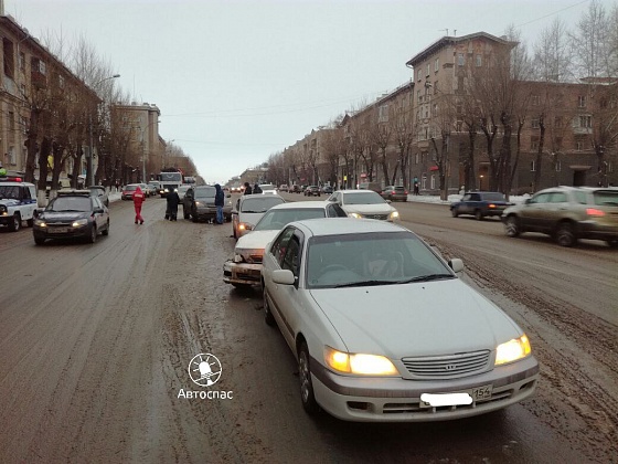 В Новосибирске водитель протаранил пять машин и уснул