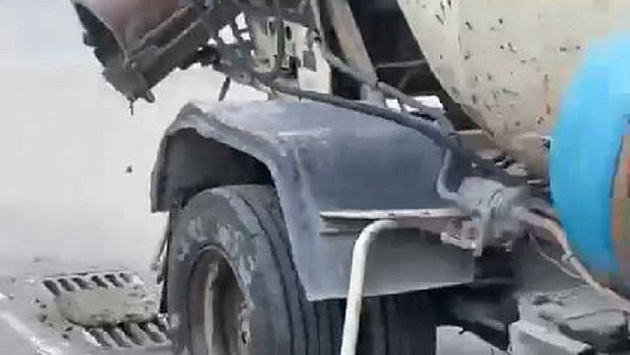 В Новосибирске водитель бетономешалки залил смесью ливнёвку