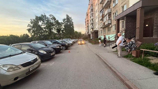 В Новосибирске электросамокатчик сбил семилетнего мальчика во дворе дома