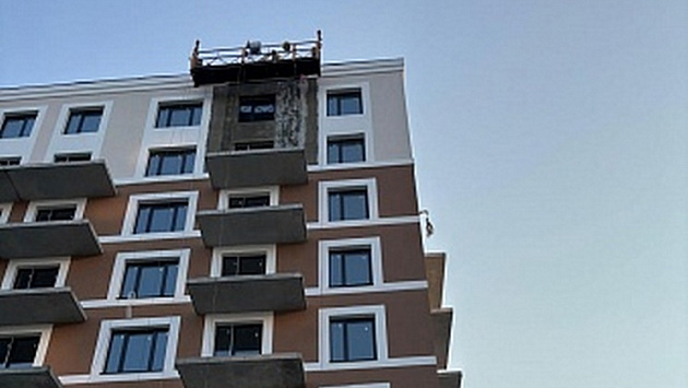 Под Новосибирском штукатур упал с балкона восьмого этажа и погиб
