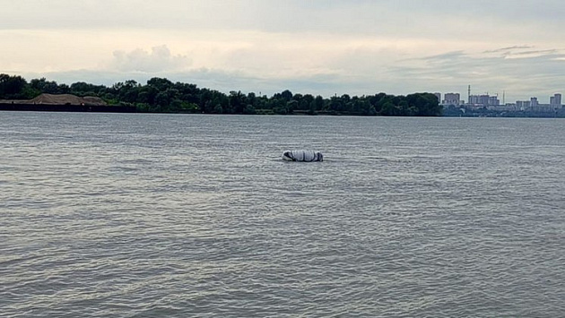 В Новосибирске лодку с людьми перемолола гружёная баржа на Оби