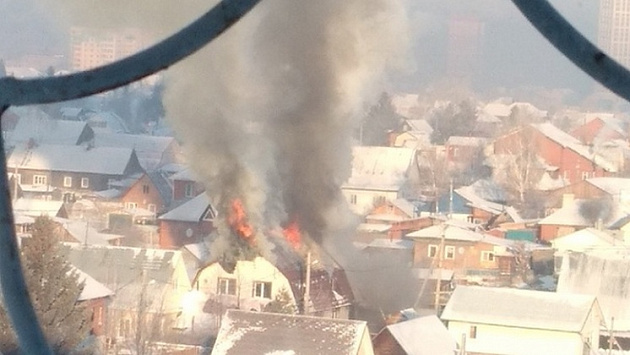 Частный дом и два автомобиля загорелись в Ленинском районе Новосибирска