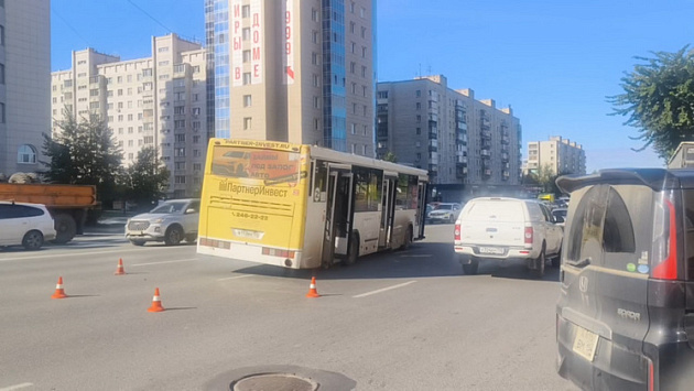 В Новосибирске водитель автобуса № 60 протаранил три автомобиля и умер 