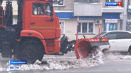 В Новосибирске борются с последствиями мощного снегопада