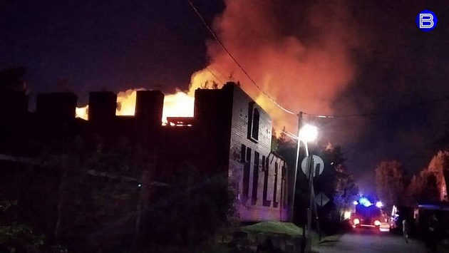 В Новосибирске ликвидировали крупный пожар на старой лесопилке