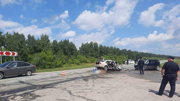 Семь человек погибли в жуткой аварии на трассе в Новосибирской области