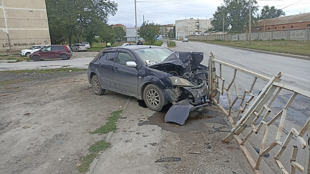 Под Новосибирском женщина-водитель ехала на кладбище и снесла забор