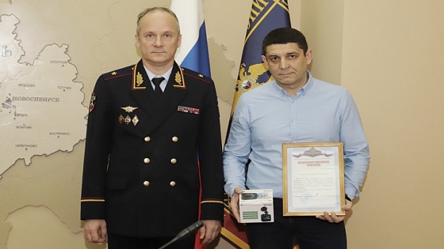 Новосибирец задержал напавшего на женщину вооружённого грабителя