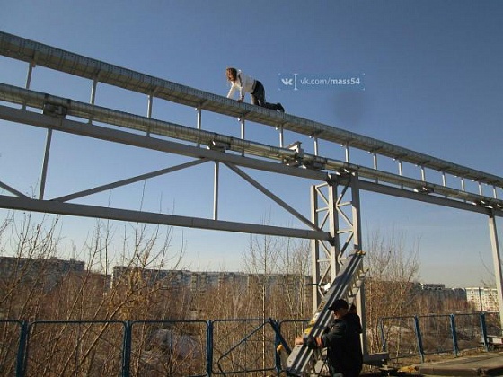 Спасатели сняли с высокой трубы 28-летнюю девушку (видео) 