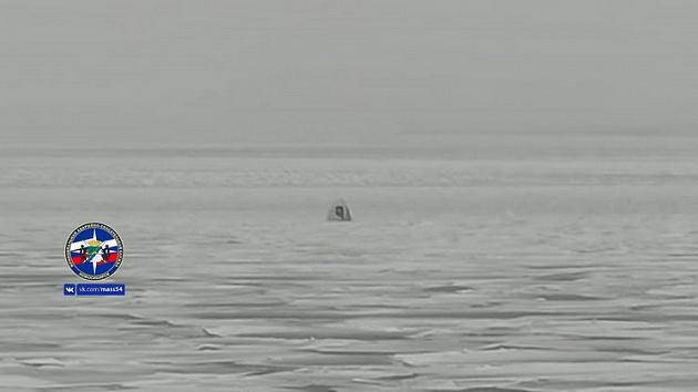 Новосибирские спасатели сняли со льда Обского моря рыбака 