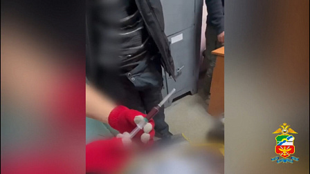 26-летнего новосибирца полицейские поймали при попытке употребить наркотик