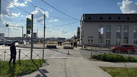 В Новосибирске машина сбила двоих подростков на велосипеде на «зебре»