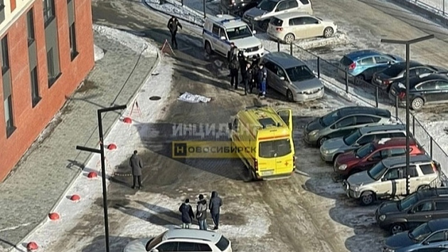 В Новосибирске мужчина погиб после падения из окна многоэтажки