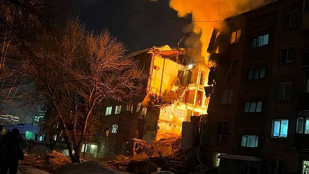 Подъезд пятиэтажного дома обрушился после взрывал газа в Новосибирске