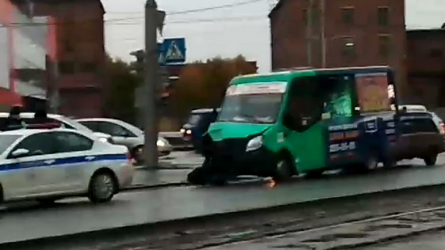 В Новосибирске на улице Мира столкнулись маршрутка и внедорожник 