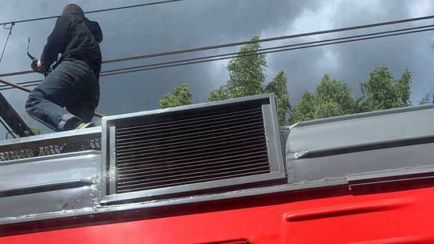Под Новосибирском 13-летний зацепер получил удар током на крыше электропоезда