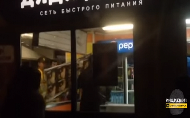 Мужчина разгромил кафе фаст-фуд в Новосибирске