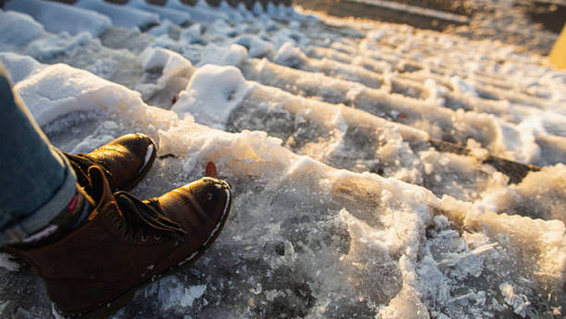 Новосибирская УК заплатит более 200 тысяч за травму мальчика на ледяной лестнице