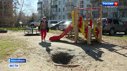 На детских площадках в Новосибирске разверзлись огромные и глубокие ямы