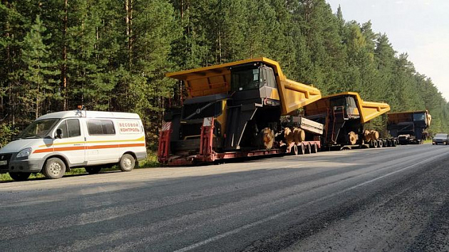 В Новосибирской области задержали тралы с автомобилями