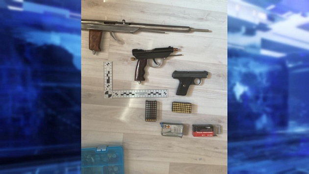 В Новосибирске у 43-летнего мужчины нашли оружие и боевые патроны 