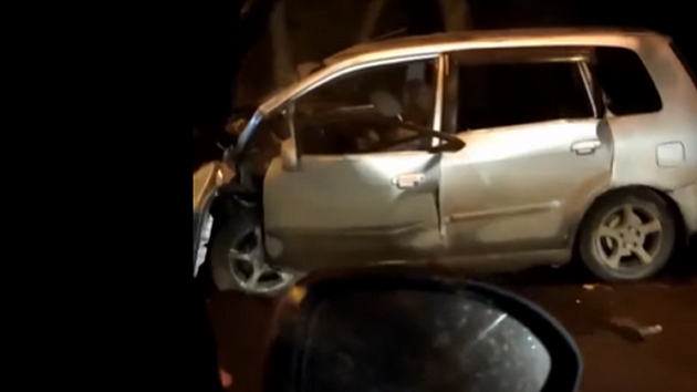 В Новосибирске автомобиль врезался в опору освещения