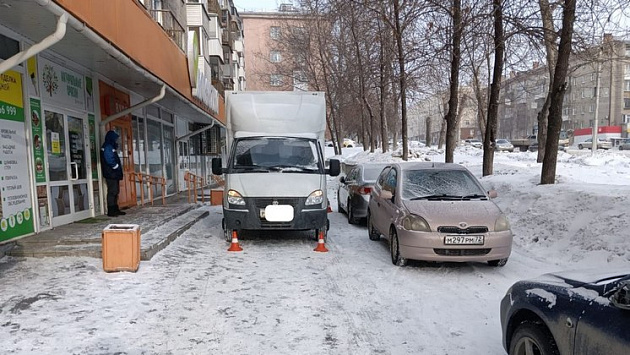 В Новосибирске «Газель» сбила 14-летнюю девочку на тротуаре около магазина