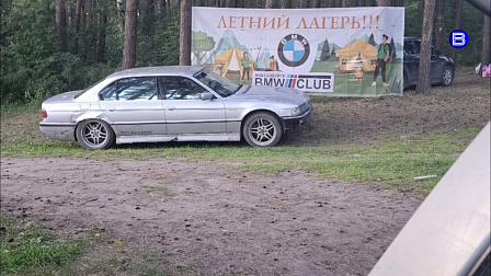 Семьи с детьми и участники новосибирского клуба BMW не поделили место у реки