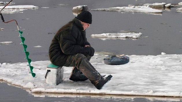 Под Новосибирском четверых рыбаков унесло в море на оторвавшейся льдине
