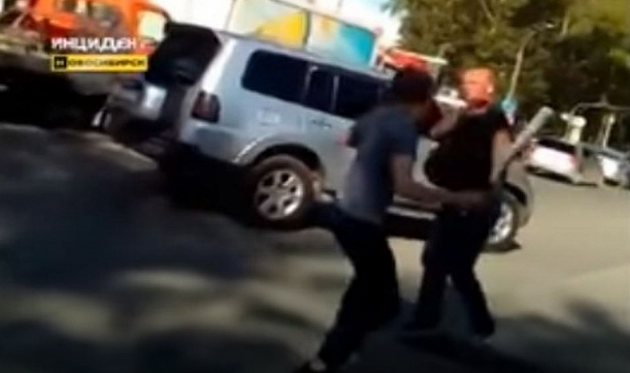 В Новосибирске избиение водителем пешехода попало на видео
