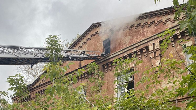 Новосибирские пожарные ликвидировали открытое горение в нежилом доме
