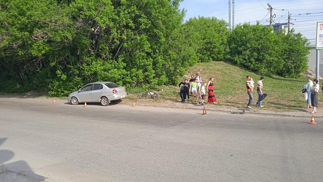 В Новосибирске водитель иномарки сбила 11-летнего мальчика на самокате