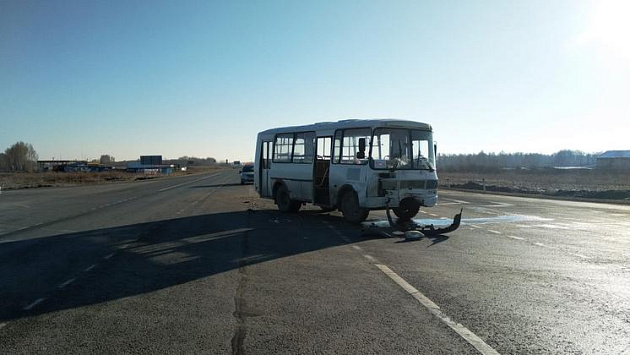 В Коченёвском районе Новосибирской области автобус столкнулся с иномаркой
