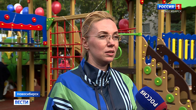 В Дзержинском районе построили новую детскую площадку с качелями и безопасным покрытием