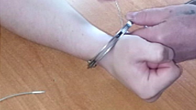 В Новосибирске освободили плененного наручниками 26-летнего мужчину 