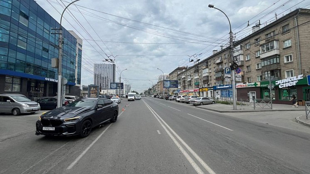 В Новосибирске 17-летний юноша на электросамокате въехал в BMW на улице Ватутина