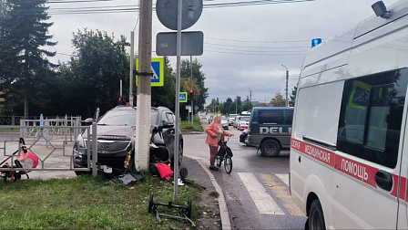 В Бердске машина сбила женщину с младенцем в коляске на тротуаре