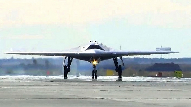 В Новосибирске выкатили первый лётный образец беспилотника С-70 «Охотник» с плоским соплом