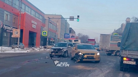 В Новосибирске водитель отказалась пропускать другую машину и устроила ДТП
