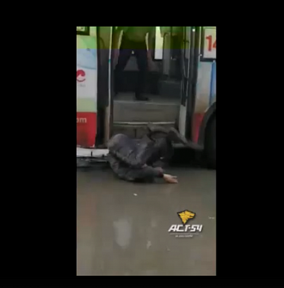 В Новосибирске водитель автобуса выкинул пьяного пассажира в лужу