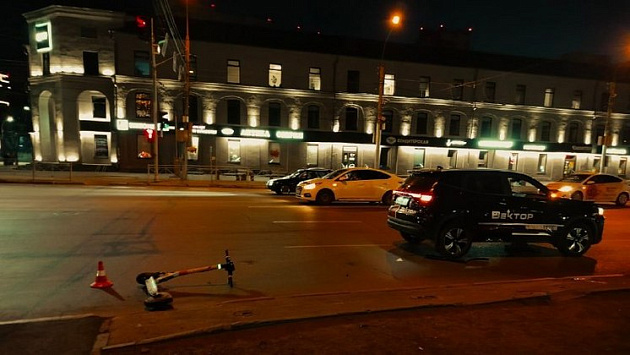 В Новосибирске автомобиль сбил двух девушек на электросамокате